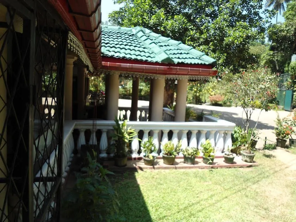 בית הארחה קנדי Lake Reach Hotel
